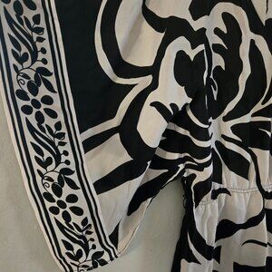 100% SILK Kimono Floral size S roomy Black White House Black Market ruched waist